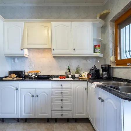 Beachside Villa, 50m To Beach, Private Garden, Bbq, Ac, Free Wifi And Parking *