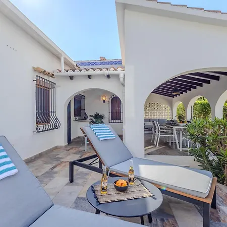 Beachside Villa, 50m To Beach, Private Garden, Bbq, Ac, Free Wifi And Parking Вілла *