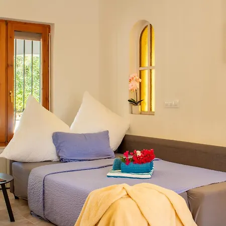 Beachside Villa, 50m To Beach, Private Garden, Bbq, Ac, Free Wifi And Parking Вілла