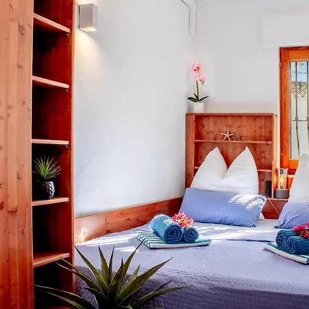 Beachside Villa, 50m To Beach, Private Garden, Bbq, Ac, Free Wifi And Parking Вілла