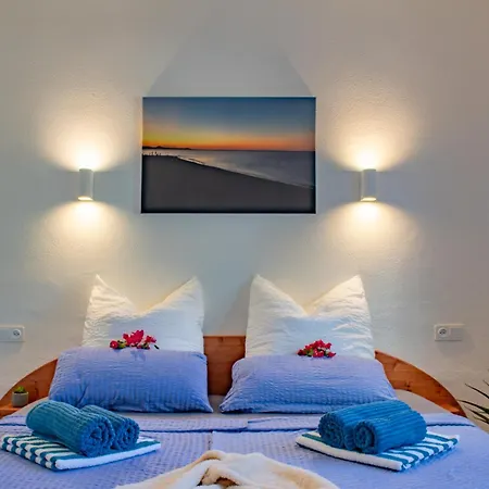 Beachside Villa, 50m To Beach, Private Garden, Bbq, Ac, Free Wifi And Parking