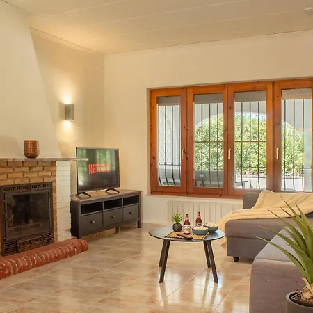 Beachside Villa, 50m To Beach, Private Garden, Bbq, Ac, Free Wifi And Parking