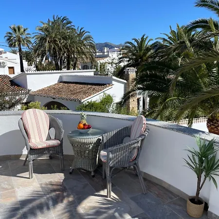Beachside Villa, 50m To Beach, Private Garden, Bbq, Ac, Free Wifi And Parking