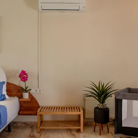 Beachside Villa, 50m To Beach, Private Garden, Bbq, Ac, Free Wifi And Parking *