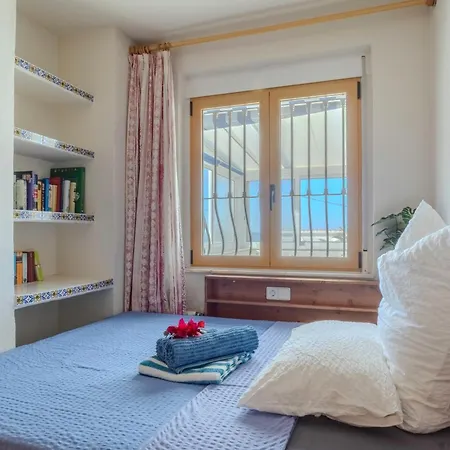 Beachside Villa, 50m To Beach, Private Garden, Bbq, Ac, Free Wifi And Parking *