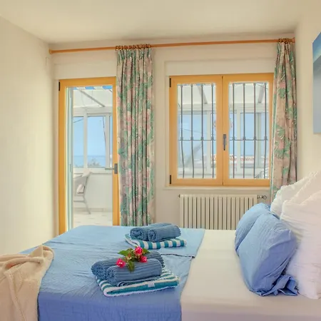 Вілла Beachside Villa, 50m To Beach, Private Garden, Bbq, Ac, Free Wifi And Parking *